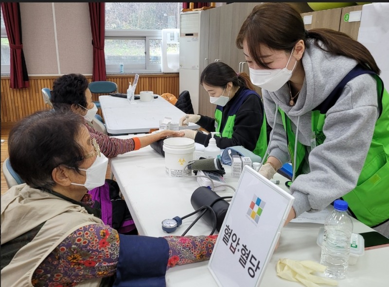  LX공사가 전라북도사회복지협의회, 대자인병원과 함께 전북 진안군을 방문해 지역주민에게 무료 양ㆍ한방 의료봉사를 펼치고 있다. (사진=LX공사)