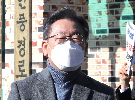 더불어민주당 이재명 대선후보가 27일 전남 강진군 군동면 안풍 마을회관에서 열린 강진 농민들과 함께하는 국민반상회를 마친 뒤 취재진의 질문에 답변하고 있다. 사진=연합뉴스