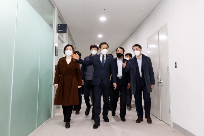 장현국 의장과 경기도의회 의장단이‘경기도의회 광교신청사’ 현장을 방문하고 있다.