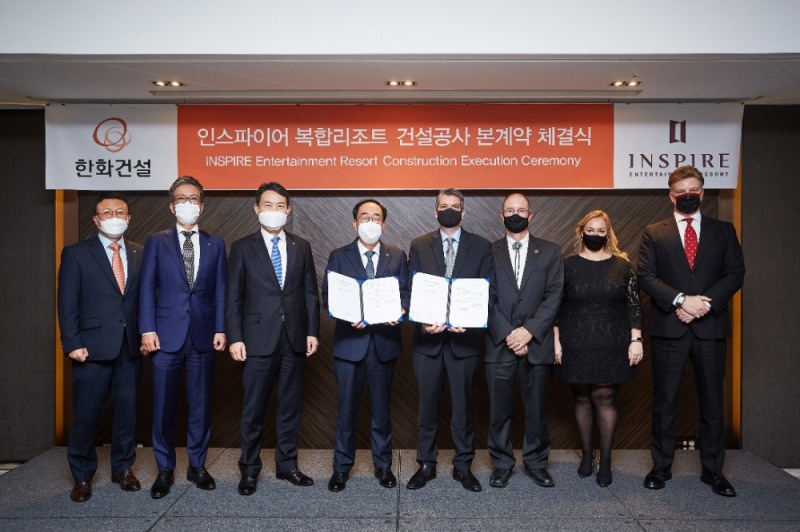 한화건설 최광호 부회장(왼쪽에서 네번째)과 인스파이어 모기업인 MGE의 해외사업 총괄 바비 소퍼 대표(왼쪽에서 다섯번째) 등 양측 관계자들이 인스파이어 복합리조트 1단계 건설공사의 본계약을 체결하고 기념사진을 촬영하고 있다.(사진=한화건설)