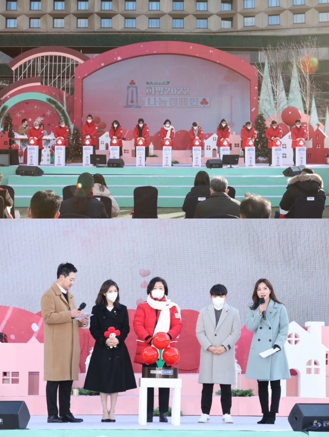 희망2022나눔캠페인 출범식 출범 퍼포먼스./(아래사진 가운데)사랑의열매 명예회장 김정숙 여사, (왼쪽에서 두 번째) 아너 소사이어티 회원인 걸그룹 레드벨벳 웬디, (오른쪽에서 두 번째)MZ세대 1호 기부자로 민강 군.(사진제공=사랑의열매)