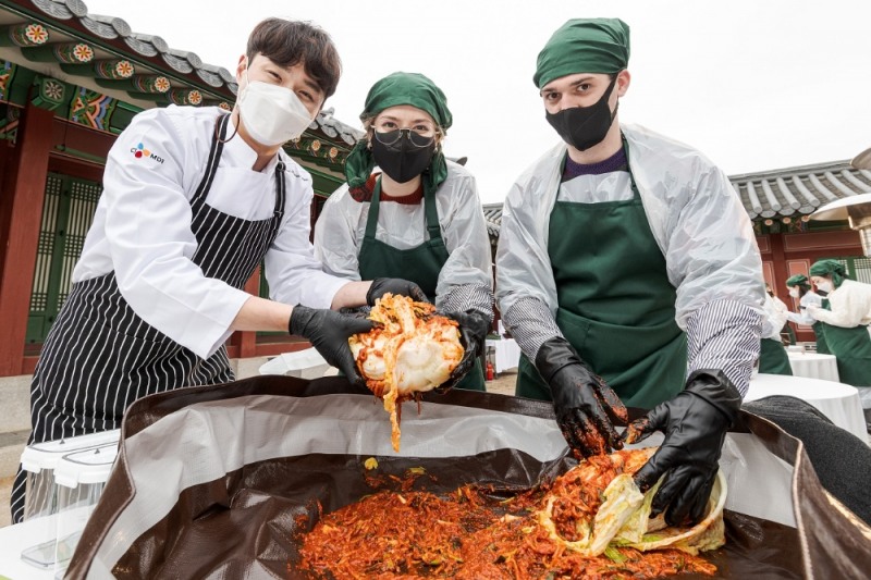 CJ제일제당 비비고, MZ세대 내·외국인을 대상 ‘생애 첫 김장’ 행사 진행