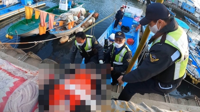 부산해경이 응급환자를 구조해 긴급 이송하고 있다.(사진제공=부산해양경찰서)