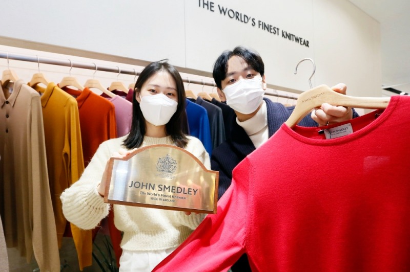 갤러리아백화점은 명품관에서 연말을 맞아 영국 니트웨어 브랜드 ‘존스메들리’ 팝업 매장을 오는 31일까지 선보인다.‘존스메들리’는 영국 왕실이 인증한 230년 전통의 프리미엄 니트 전문 브랜드이다. 영국 더비셔주 소재 공장에서 35명의 전문 인력들이 장인정신을 담아 수작업으로 생산하여 우수한 품질과 부드러운 촉감으로 유명하다.특히, 최상의 원사로 니트를 제작해 옷 형태 보존성과 보온성이 우수하고, 평균 20게이지를 넘지 않는 일반 니트와 달리 30게이지로 정밀하게 제조하여 얇고 가벼운 것이 특징이다.
