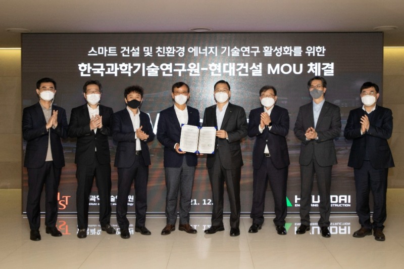 서울시 종로구 현대건설 본사에서 현대건설 윤영준 사장(오른쪽에서 네번째)과 한국과학기술연구원 윤석진 원장(왼쪽에서 네번째)이 업무협약체결을 하고 있다.(사진=현대건설)