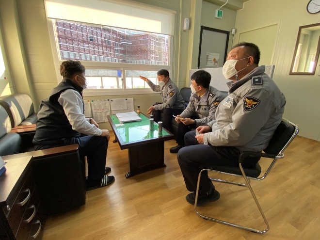 공사현장 관계자를 상대로 교통사고예방 안전교육을 하고 있다.(사진제공=창원서부경찰서)