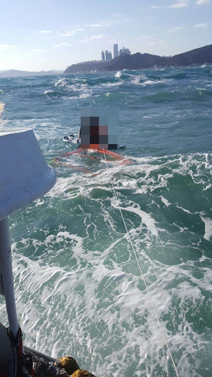 해경이 윈드서핑객을 구조하고 있다.(사진제공=부산해양경찰서)