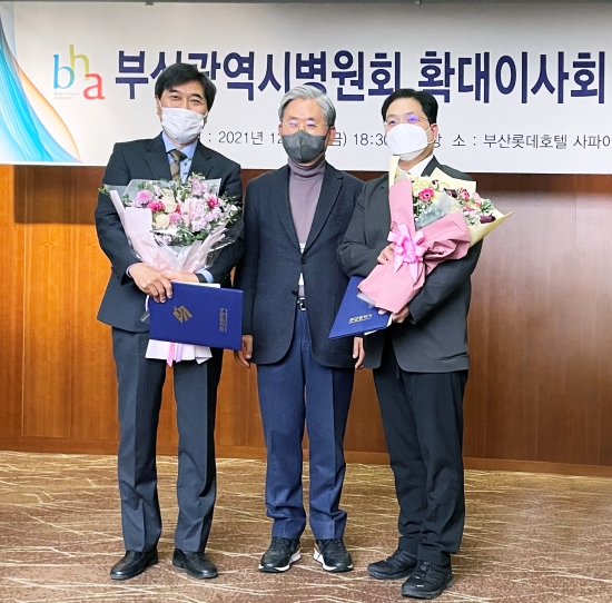 영도병원 정도현 외과원장(우).(사진제공=부산 영도병원)