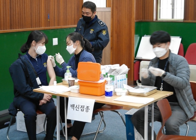 울산구치소 직원이 3차 접종을 하고 있다.(사진제공=울산구치소)