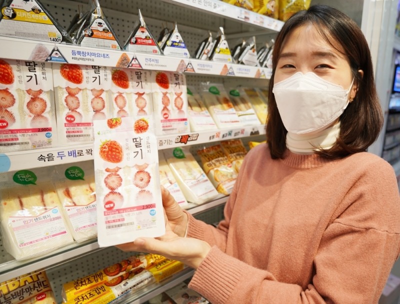 세븐일레븐 ‘첫눈에 반한 딸기샌드’ 출시