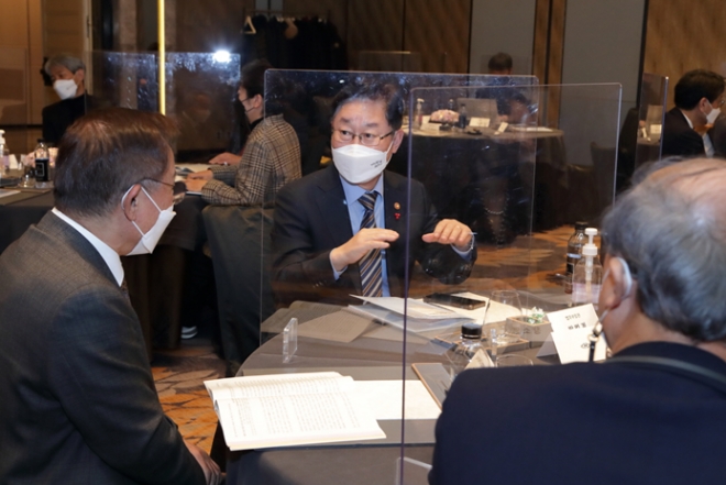 박범계 법무부장관이 위원들과 이야기를 하고 있다.(사진제공=법무부)