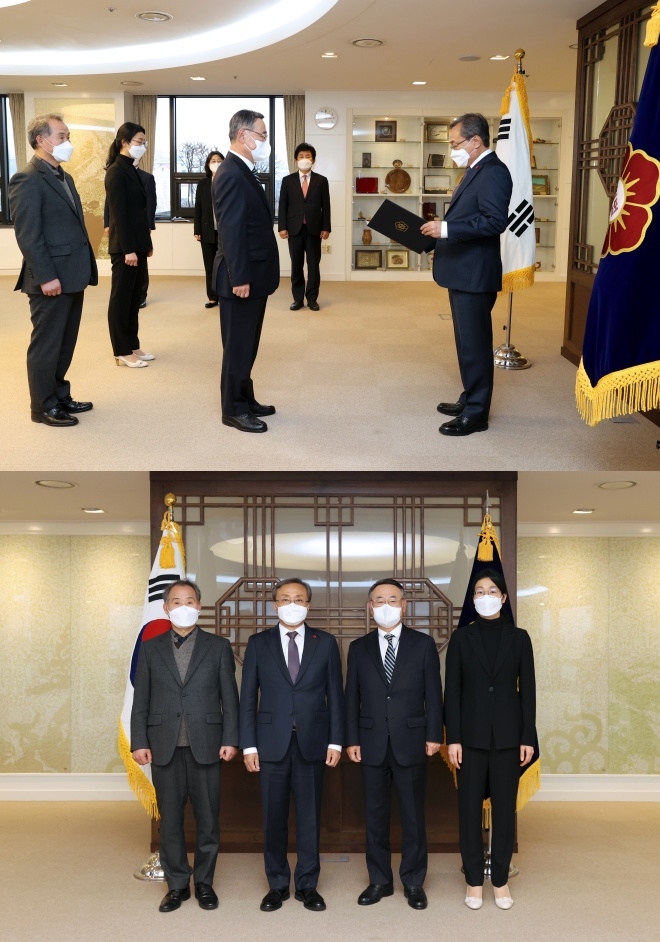 유남석 헌법재판소장이 올해의 모범 국선대리인으로 선정된 이들에게 표창을 수여하고 기념촬영을 하고 있다.(아래 사진왼쪽부터 김영호 변호사, 유남석 헌법재판소장, 손용근 변호사, 박수열 변호사). (사진제공=헌법재판소)