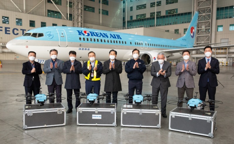 이수근 대한항공 Operation 부문 부사장 (우측에서 네 번째), 김용석 국토교통부 항공정책실장 (우측에서 다섯 번째) 등 관계자들이 기념 사진을 촬영하고 있는 모습.(사진=대한항공)
