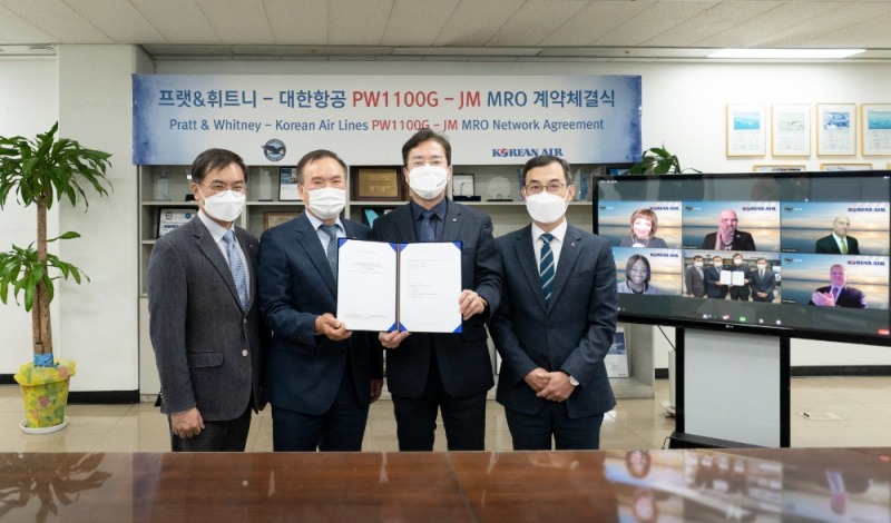 (왼쪽부터) 조영 대한항공 정비기획부 담당, 황인종 대한항공 정비본부장, 이수근 대한항공 Operation 부문 부사장, 김광은 대한항공 엔진정비공장장이 프랫앤휘트니 관계자들과 비대면 화상회의에 참석한 모습.(사진=대한항공)