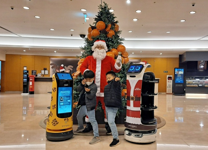 켄싱턴리조트 서귀포는 크리스마스와 연말 시즌을 맞이해 리조트 고객에게 산타와 루돌프 코스튬으로 멋을 낸 자율주행 로봇을 활용한 이색 체험의 기회를 제공한다. 켄싱턴리조트 서귀포가 준비한 자율주행 로봇은 로비에 설치된 대형 귤 트리를 중심으로 이동하면서 고객에게 색다른 경험과 재미를 제공할 예정이다. 탑재된 DID 기능을 통해 리조트의 시설 소개 및 이벤트 정보를 안내하며, 로봇과 함께 기념 촬영도 가능하다.