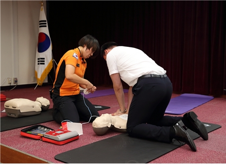 지난 2019년 부영그룹 직원이 소방관에게 심폐소생술 실습 교육을 받고 있다.(사진=부영그룹)