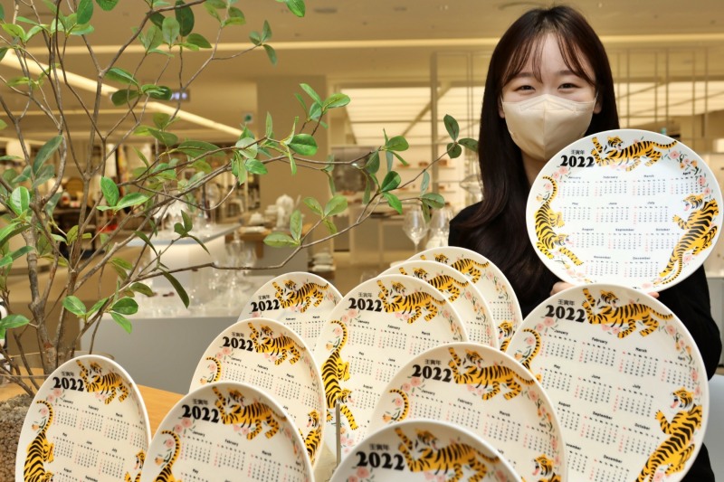 롯데백화점이 2022년 임인년(壬寅年), '검은 호랑이의 해'를 기념하여 친환경도자기 젠(ZEN)에서 출시한 '2022 범내려온다 달력접시'를 선보인다. '2022 범내려온다 달력접시'는 세마리의 용맹한 호랑이 그림체가 들어간 도자기 접시이며, 인테리어용, 반찬 및 디저트 접시로 사용할 수 있다.