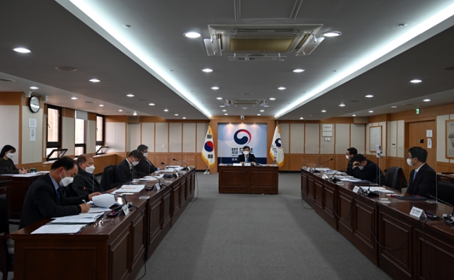 강성국 법무부차관이 22일 정부과천청사 법무부 대회의실에서 열린 제10차 투자이민협의회에 참석하여 회의를 주재하고 있다.(사진제공=법무부)