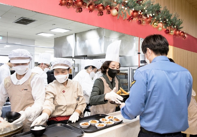 구지은 아워홈 부회장, 현장경영 박차…해양경찰 찾아 직접 배식