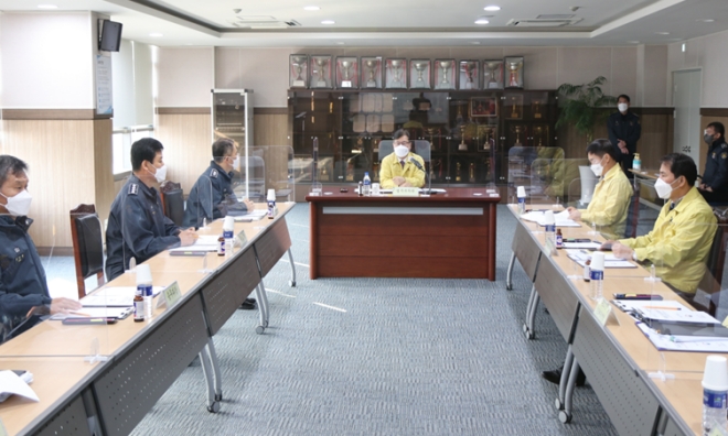 강성국 법무부차관이 서울남부구치소를 방문하여 코로나19 대응현황을 보고받고 있다.(사진제공=법무부)