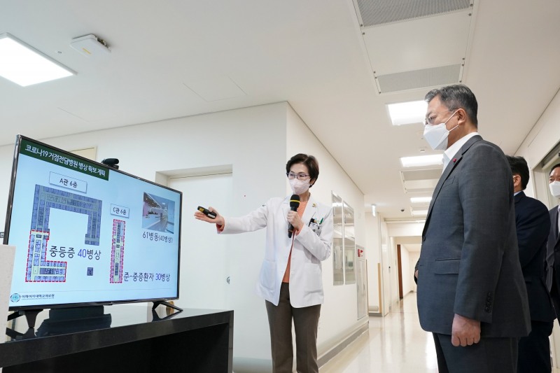 문대통령, 코로나 거점병원 방문... 병상확보 상황 점검