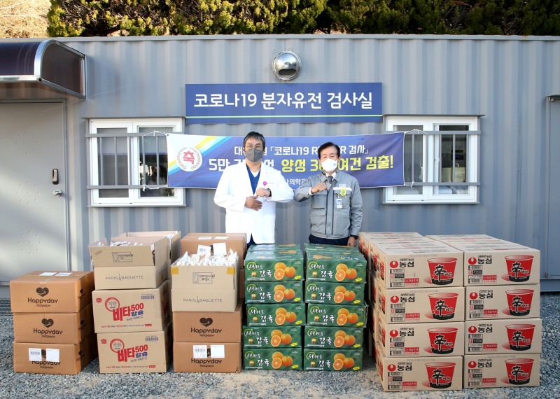 0일 대우조선해양 박두선 부사장(오른쪽)이 대우병원 진대호 병원장에게 코로나 19 대응을 위해 힘써준 의료진들을 위한 위문품을 전달하고 기념촬영을 하고 있다.(사진=대우조선해양)