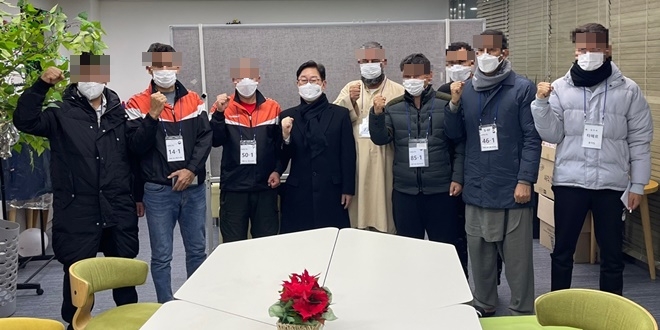 박범계 법무부장관이 퇴소 예정 아프간 특별기여자들과 기념촬영을 하고 있다.(사진제공=법무부)