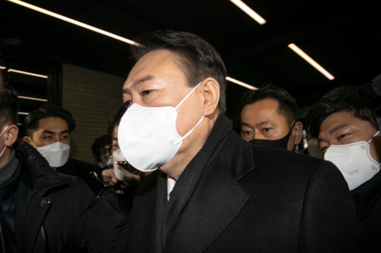 국민의힘 윤석열 대선 후보가 3일 오전 한국거래소 개장식 이후 일정을 전면 취소하고 여의도 국민의힘 당사로 들어오고 있다. 사진=연합뉴스