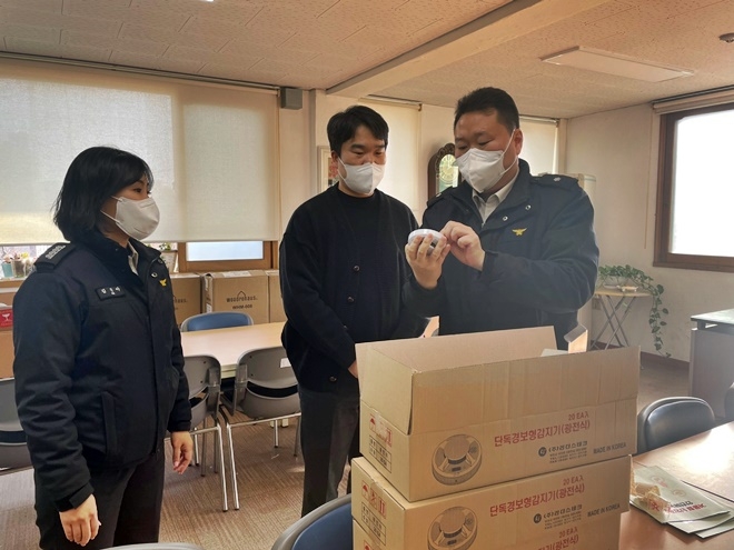 단독경보형 감지기 설치 전에 설명을 하고 있다.(사진제공=부산소방재난본부)