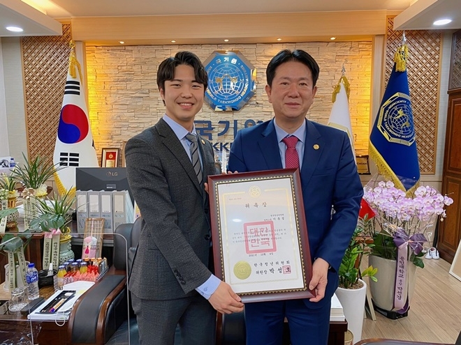 박성호 한국청년위원장(왼쪽)이 이동섭 국기원장에게 명예고문 추대 위촉장을 수여하고 기념촬영.(사진=한국청년위원회)