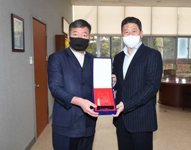 오규석 기장군수가 5일 ㈜신세계사이먼 부산점에 감사패를 수여하고 기념촬영.(사진제공=부산 기장군)