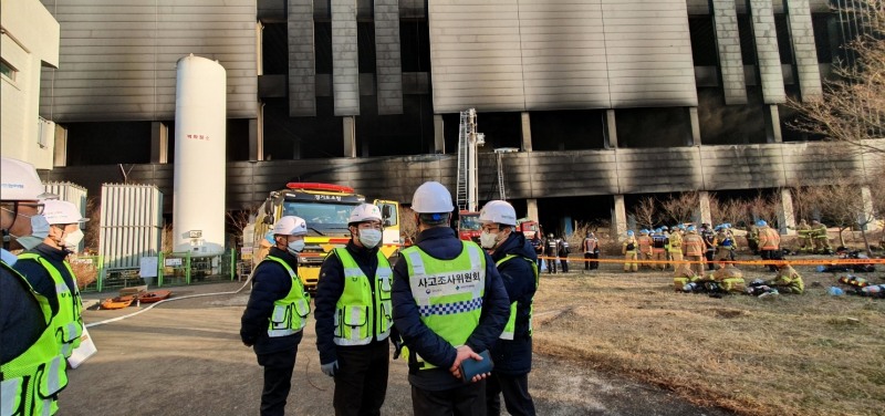 박영수 원장이 평택 물류센터 화재현장 안전관리 실태를 점검하는 전경.(사진= 국토안전관리원)