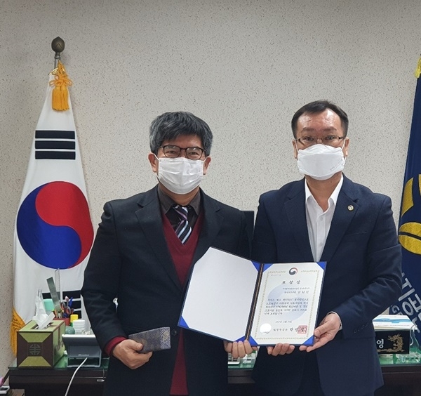 이재영 지부장이 사전상담위원회 김남진 회장(왼쪽)에게 법무부장관 표창을 전수하고 기념촬영.(사진제공=한국법무보호복지공단 경기북부지부)