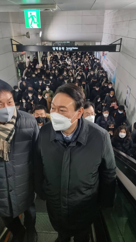 국민의힘 윤석열 대선 후보가 7일 오전 서울 지하철 9호선을 타고 당사로 출근하고 있다. 사진=윤석열캠프