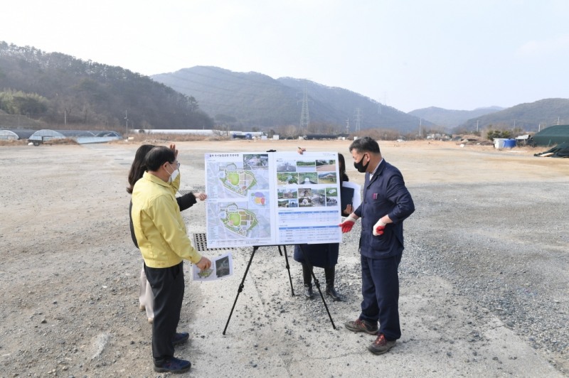 오규석 기장군수는 10일 오후 2시경 기장군 중점 추진사업 중 하나로 부산시 최초의 도시농업공원인 ‘철마도시농업공원 조성지’를 방문해 그간 추진사항을 확인하고 현장점검을 하고 있다.(사진제공=부산 기장군)