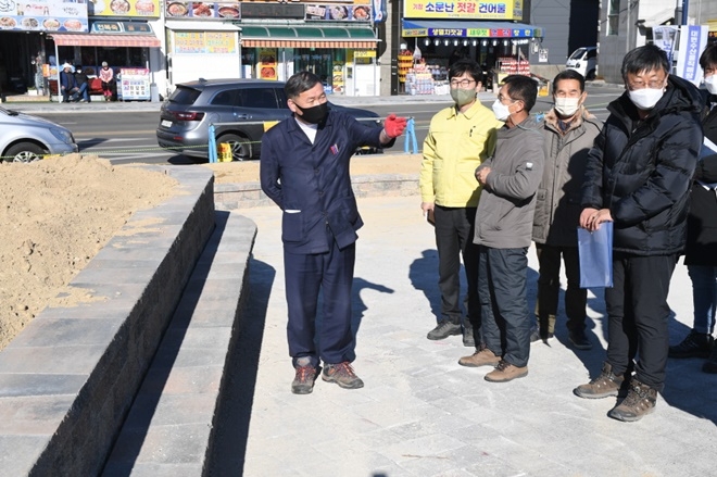 오규석 기장군수는 12일 오후 2시경 지역관광 활성화와 쾌적한 주변 환경 조성을 위한 대변항 내 정비사업 현장을 방문해 추진사항을 점검하고 있다.(사진제공=부산 기장군)