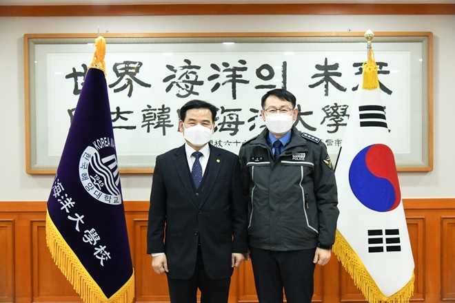 도덕희 총장(왼쪽)과 정봉훈 해경청장이 기념사진을 촬영하고 있다.(사진제공=한국해양대학교)