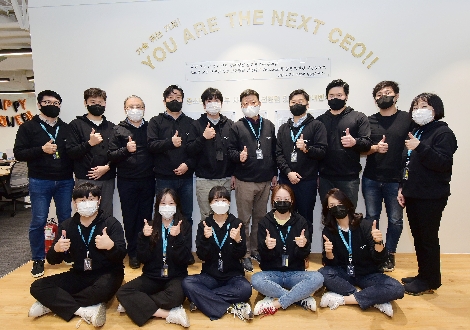 12일 서울 종로구 저스트코 공유오피스에서 교보생명 편정범 대표이사 사장(윗줄 오른쪽 5번째), 허금주 신성장추진담당 전무(윗줄 맨 오른쪽)와 교보생명 사내벤처 프로그램에 참여한 팀원들이 기념촬영을 하고 있다. 사진=교보생명