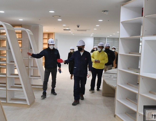 오규석 기장군수는 13일 오전 10시 30분경 오는 3월 개관 예정인 기장읍 교리 235번지에 위치한 ‘기장 빛·물·꿈 교육행복타운’ 건립 현장을 방문해 점검하고 있다.(사진제공=부산 기장군)