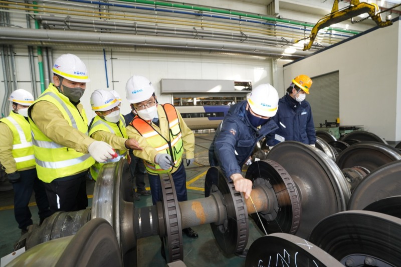 나희승 코레일 사장(사진 가운데)이 14일 오전 경기도 고양시 KTX 차량기지에서 KTX의 바퀴 교체 작업을 점검하고 있다.(사진=코레일)