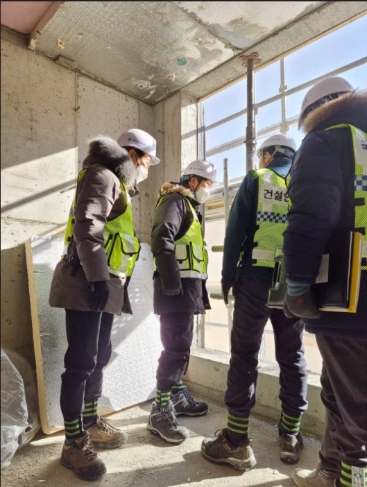 이용강 국토안전관리원 부원장(왼쪽에서 두 번째)이 공사현장을 살펴보고 있다.(사진=국토안전관리원)