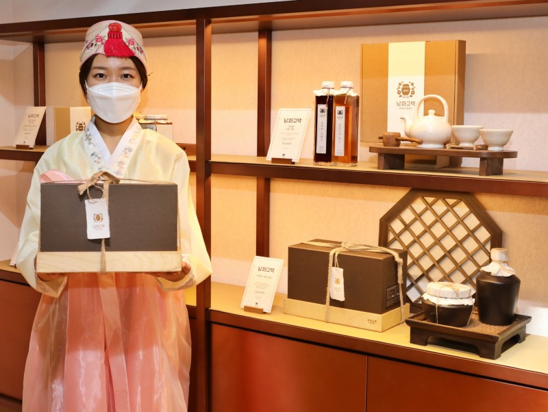 롯데백화점은 ‘남파고택’ 선물세트를 판매한다. ‘남파고택’은 한식 브랜드로 품격있는 전통 내림음식을 선보이며, 현재 롯데백화점 강남점, 본점, 동탄점에서 운영 중이다. 특히, 남파고택의 프리미엄 선물세트인 ‘씨간장 된장 세트’는 친환경 트렌드에 맞춰,  이정은 도예가와 협업하여 디자인한 자기와 재사용 가능한 우드트레이로 구성했다.