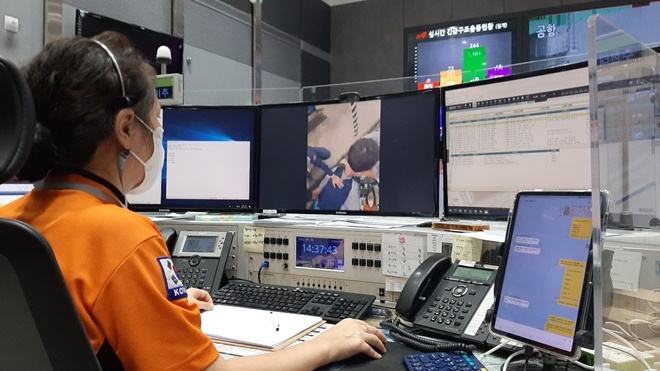 구급상황관리사(소방장 양미주) 의 응급처치 지도 모습.(사진제공=부산소방재난본부)