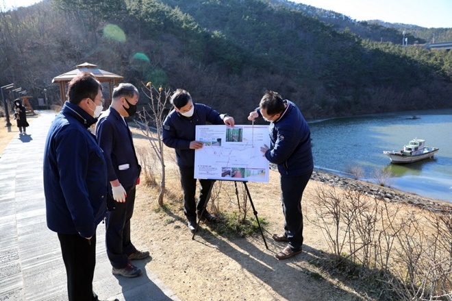 오규석 기장군수는 17일 오후 2시 30분경 스카이워크 로드와 자연 테마 산책로 등 재정비 중인 기장읍 ‘용소웰빙공원’ 사업 현장을 방문해 점검하고 있다.(사진제공=부산 기장군)