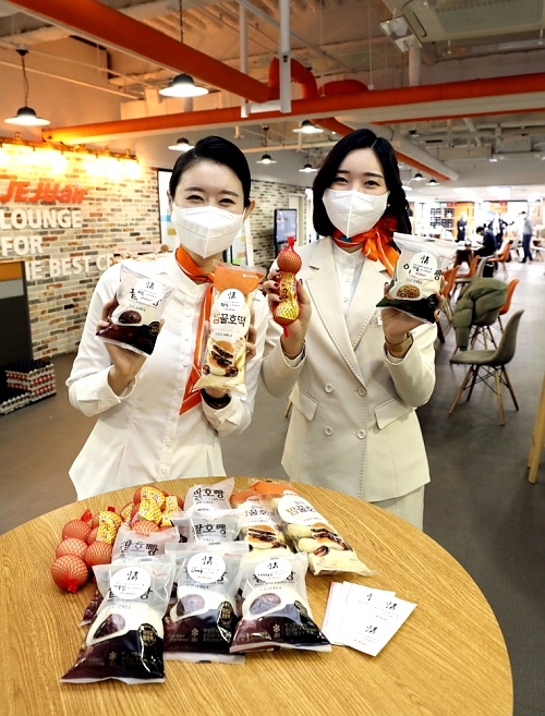 제주항공은 직원들의 따뜻한 겨울나기를 위해 2월 중순까지 모든 임직원에게 겨울 간식인 호빵, 꿀호떡, 구운계란 등을 제공한다.(사진=제주항공)