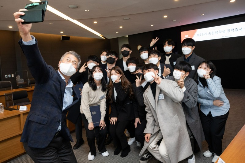 장세욱 송원문화재단 이사장이 19기 송원장학생과 함께 기념사진을 촬영하는 모습.(사진=동국제강)