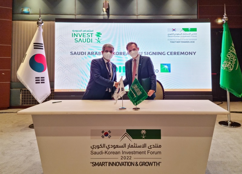 에쓰오일 후세인 알 카타니(Hussain A. Al-Qahtani) CEO(왼쪽)와 사우디 아람코 올리비에 토렐(Olivier Thorel) 부사장이 18일 사우디아라비아 리야드에서 열린 한-사우디 스마트 혁신성장 포럼에서 수소 공급망 구축 협력(Hydrogen Supply Chain Establishment Cooperation) MOU를 체결했다.(사진=에쓰오일)