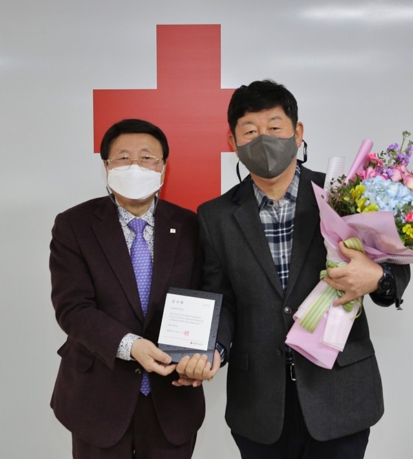 박재호 의원(우측)이 1월 18일 오전 대한적십자사 부산지사 회장실에서 감사패를 받고 부산지사 서정의 회장과 기념촬영.(사진제공=대한적십자사)