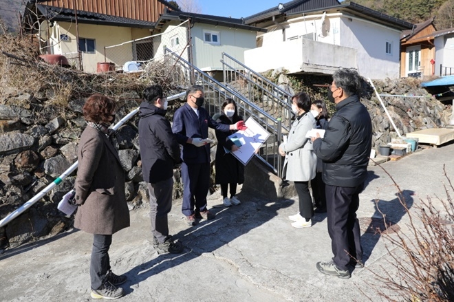 오규석 기장군수는 20일 오전 10시 30분경 농·어촌 취약지역 생활여건 개조사업(새뜰마을사업) 대상지인 광산마을 현장을 방문해 추진사항을 점검하고 있다.(사진제공=부산 기장군)