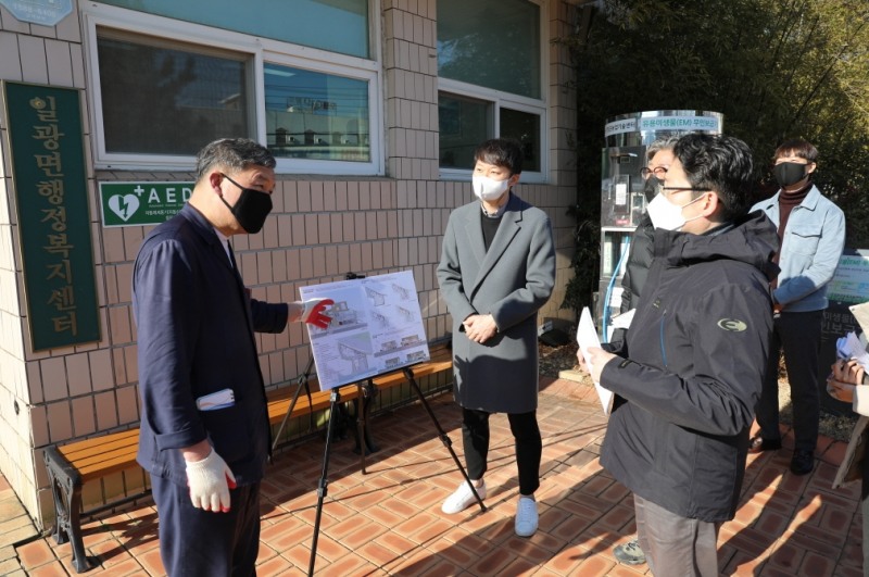 오규석 기장군수는 20일 오후 2시 30분경 노후화된 일광 행정복지센터를 종합 커뮤니티 공간으로 새롭게 조성하는 ‘도시재생뉴딜 인정사업’ 현장을 방문해 사업추진에 만전을 기해 줄 것을 당부하고 있다.(사진제공=부산 기장군)